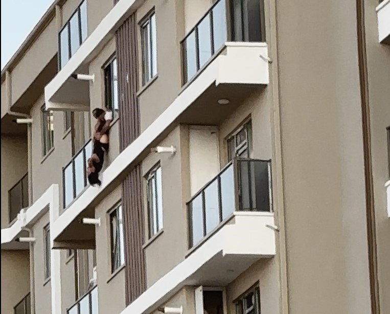 7. Katın Balkonunda Baş Aşağı Asılı Böyle Yakalandı