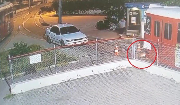 Seferleri Durdurulan Nostalji Tramvayına Yanıcı Madde Atıldı: O Anlar Kamerada