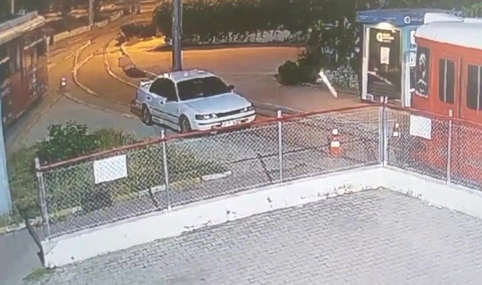 Seferleri Durdurulan Nostalji Tramvayına Yanıcı Madde Atıldı: O Anlar Kamerada