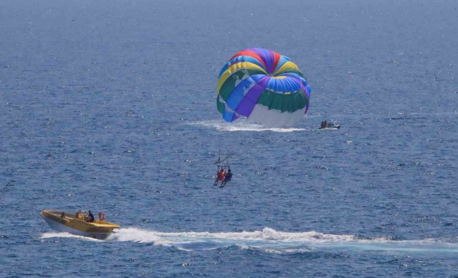 Hava Sıcaklığının 34 Derece Ölçüldüğü Antalya’da Deniz Suyu Sıcaklığı 30 Dereceyi Gördü