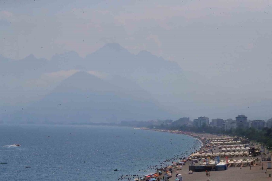 Hava Sıcaklığının 34 Derece Ölçüldüğü Antalya’da Deniz Suyu Sıcaklığı 30 Dereceyi Gördü