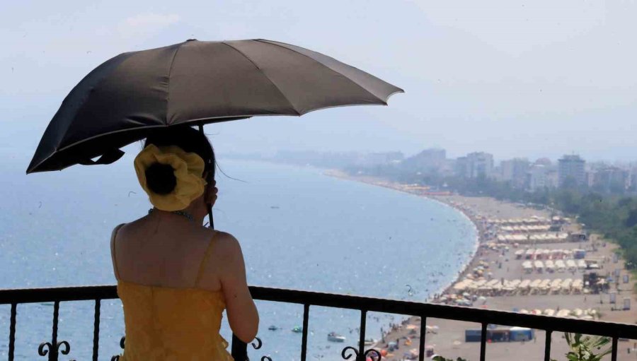Hava Sıcaklığının 34 Derece Ölçüldüğü Antalya’da Deniz Suyu Sıcaklığı 30 Dereceyi Gördü