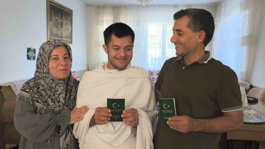 Kabe Maketine Sarılarak Dua Etmişti: Engelli Gencin Umre Hayali Gerçek Oluyor
