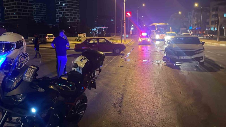 Karaman’da Otomobiller Çarpıştı: 2 Yaralı