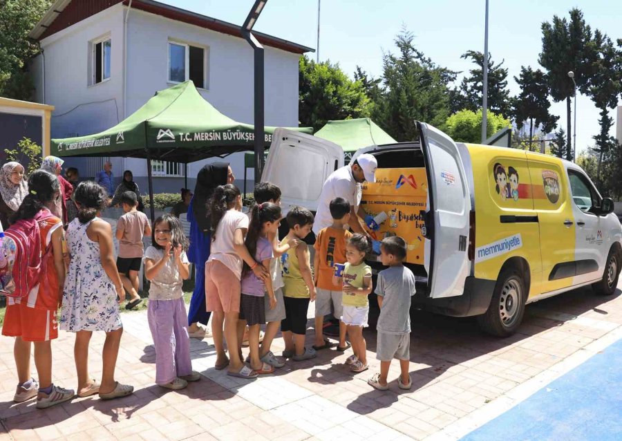 Mersin’de Yaz Sıcaklarında 163 Bin Bardak Limonata Dağıtıldı