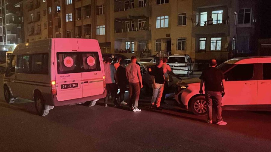 Yol Kenarındaki Otomobilde Bir Kadın Ölü, Bir Kişi Ağır Yaralı Halde Bulundu