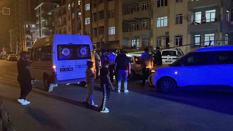 Yol Kenarındaki Otomobilde Bir Kadın Ölü, Bir Kişi Ağır Yaralı Halde Bulundu