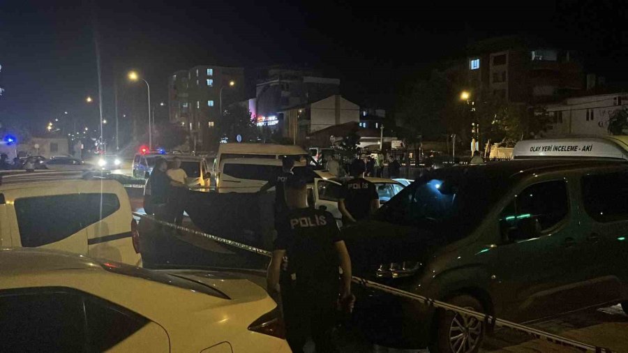 Yol Kenarındaki Otomobilde Bir Kadın Ölü, Bir Kişi Ağır Yaralı Halde Bulundu