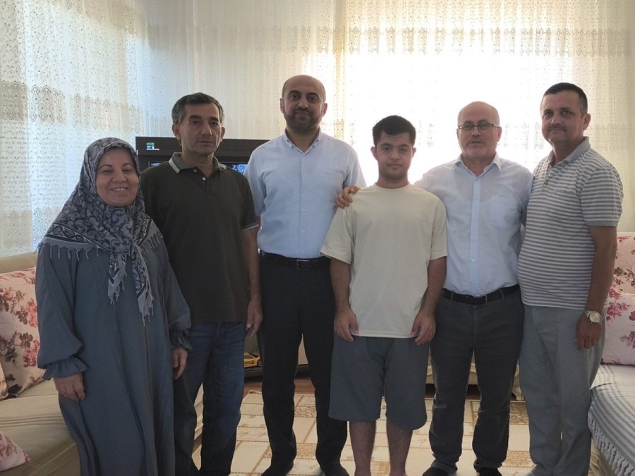 Kabe Maketine Sarılarak Dua Etmişti: Engelli Gencin Umre Hayali Gerçek Oluyor
