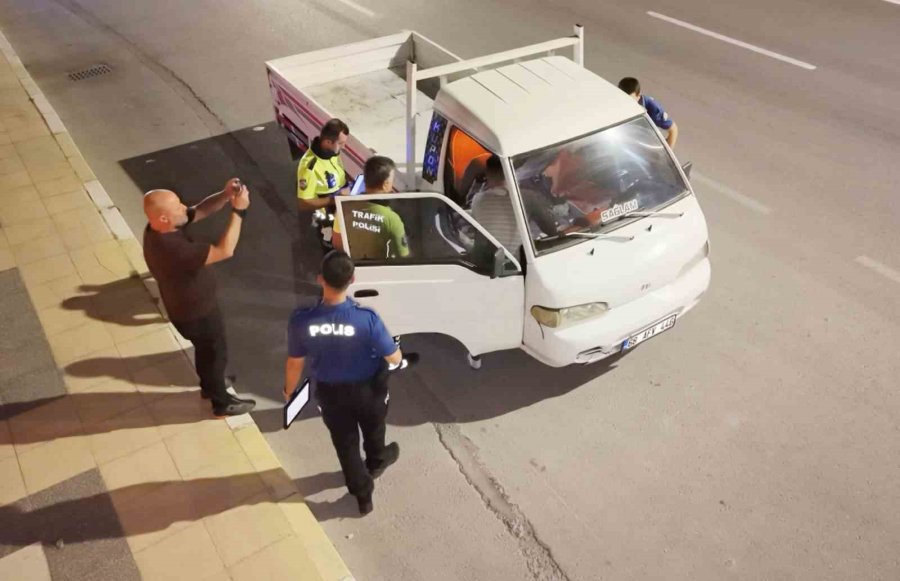 Alkollü Ve Ehliyetsiz Sürücünün "aracım Arızalandı" Oyununu Polis Bozdu