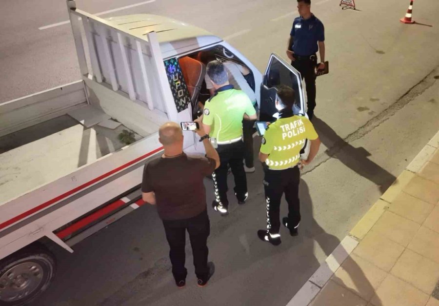 Alkollü Ve Ehliyetsiz Sürücünün "aracım Arızalandı" Oyununu Polis Bozdu