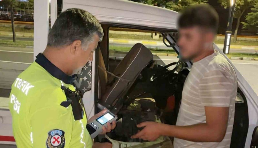 Alkollü Ve Ehliyetsiz Sürücünün "aracım Arızalandı" Oyununu Polis Bozdu
