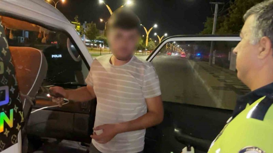 Alkollü Ve Ehliyetsiz Sürücünün "aracım Arızalandı" Oyununu Polis Bozdu
