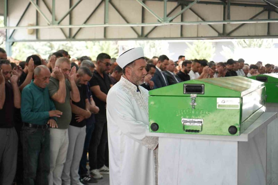 Takla Atan Otomobildeki Genç Hayatını Kaybetti