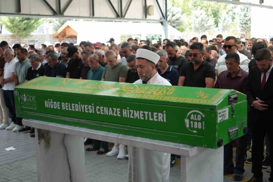 Takla Atan Otomobildeki Genç Hayatını Kaybetti