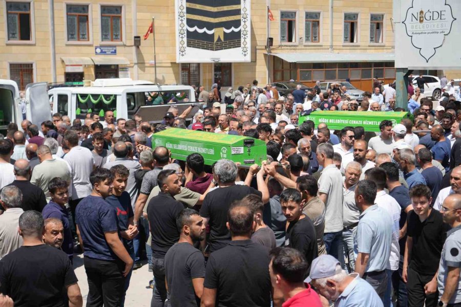 Takla Atan Otomobildeki Genç Hayatını Kaybetti