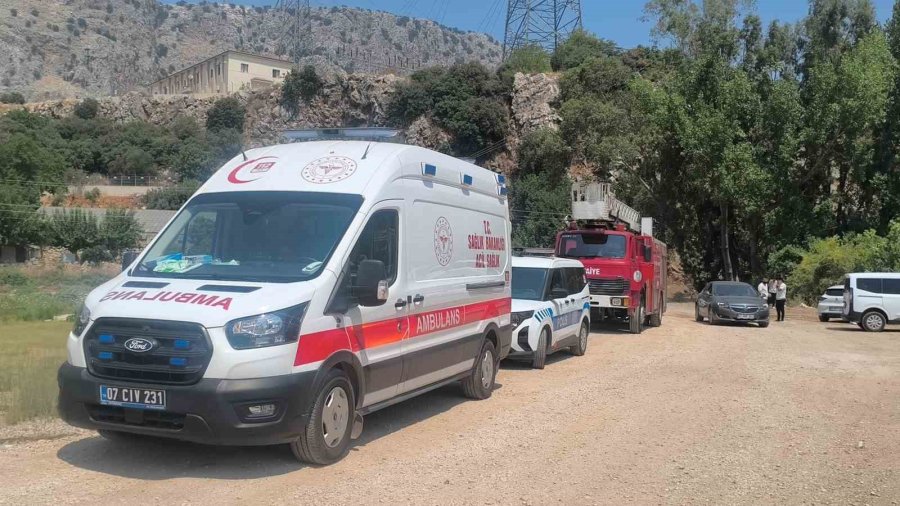 Paralarını Alamadığını İddia Eden İşçiler İnşaatın Çatısına Çıktı