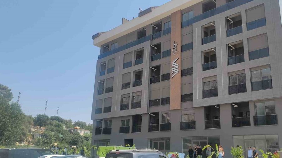 Paralarını Alamadığını İddia Eden İşçiler İnşaatın Çatısına Çıktı