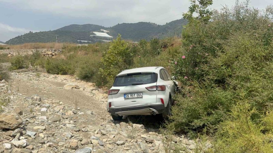 Antalya’da Otomobil Dereye Uçtu: 1 Yaralı