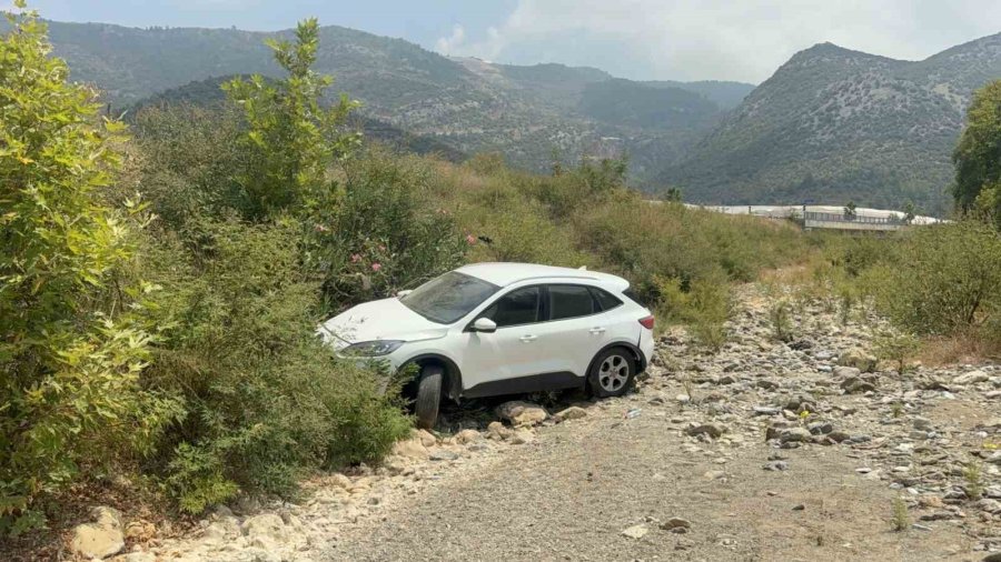 Antalya’da Otomobil Dereye Uçtu: 1 Yaralı