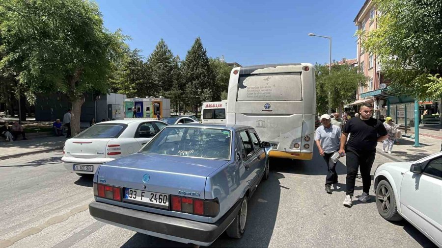 Karaman’da Otomobil Halk Otobüsüne Çarptı: 1 Yaralı