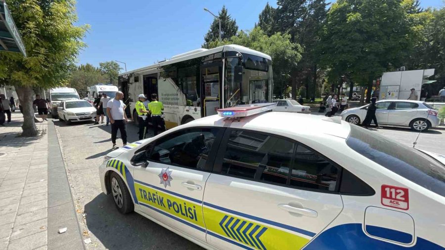 Karaman’da Otomobil Halk Otobüsüne Çarptı: 1 Yaralı