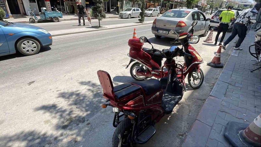 Otomobil Elektrikli Bisiklete Çarptı: 1 Yaralı