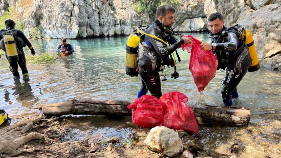 Antalya’nın İçme Suyu Kaynağından Pet Bardak, Alkol Şişeleri, Poşetler Çıkartıldı