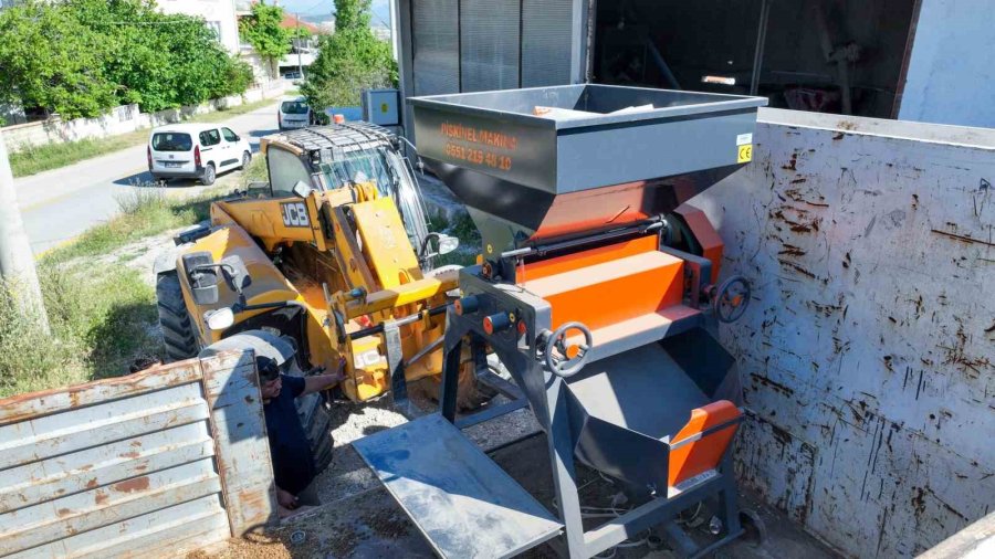 Büyükşehir’den Üreticiye Yem Ezme Makinesi Desteği