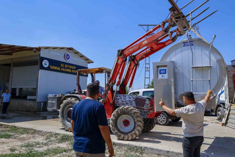 Büyükşehir’den Üreticiye Yem Ezme Makinesi Desteği