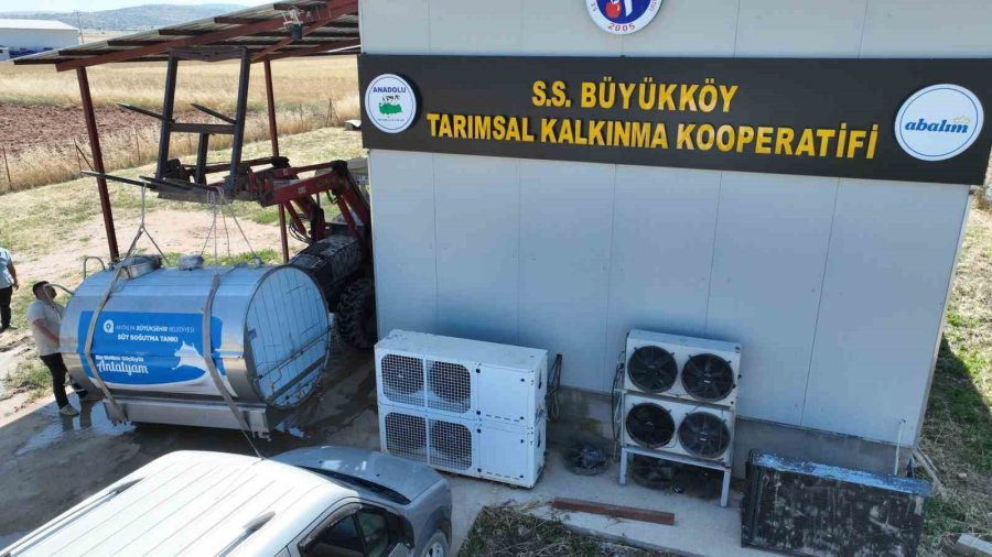 Büyükşehir’den Üreticiye Yem Ezme Makinesi Desteği
