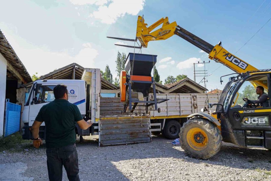Büyükşehir’den Üreticiye Yem Ezme Makinesi Desteği