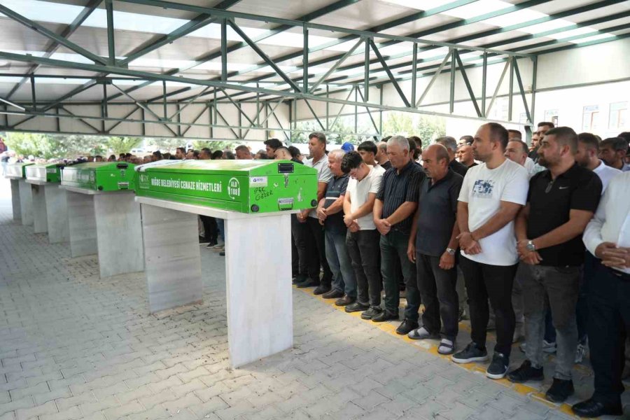 Niğde’de Otomobilde Ölü Bulunan Kadın Son Yolculuğuna Uğurlandı
