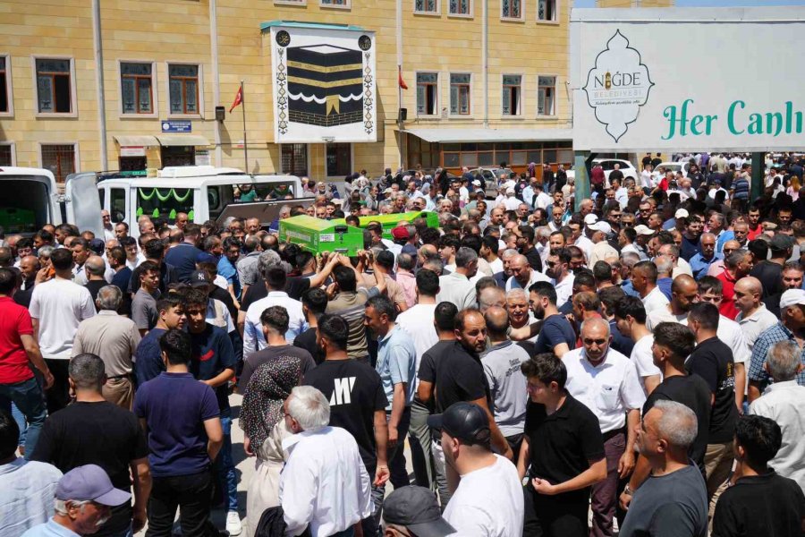 Niğde’de Otomobilde Ölü Bulunan Kadın Son Yolculuğuna Uğurlandı