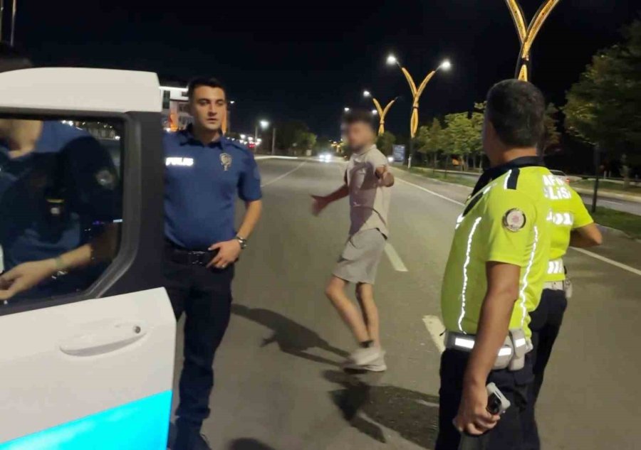 Alkollü Ve Ehliyetsiz Sürücünün "aracım Arızalandı" Oyununu Polis Bozdu
