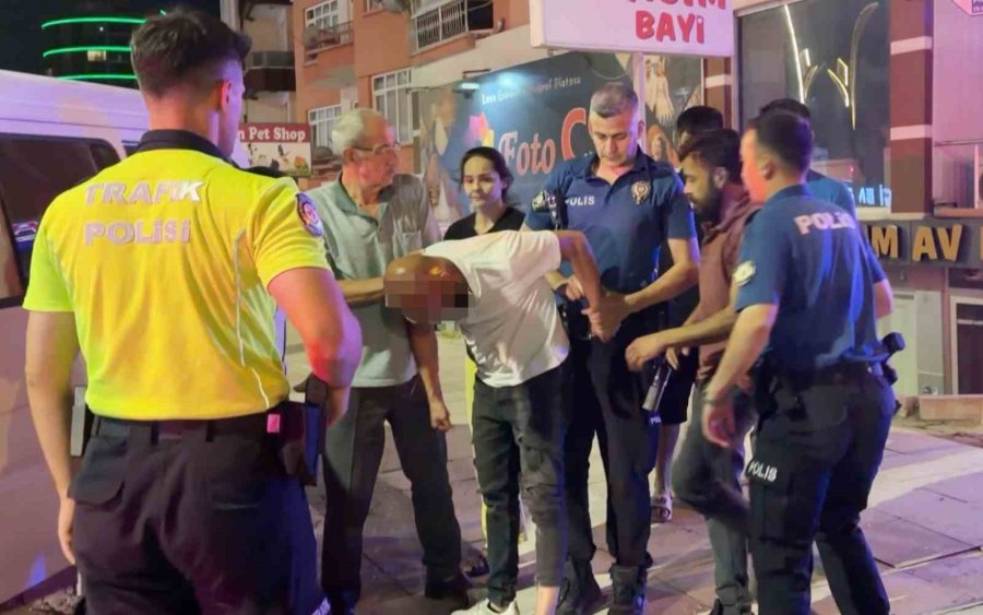 "kelepçe Vuramazlar, İmkansız" Dedi, Kelepçelenip Gözaltına Alındı