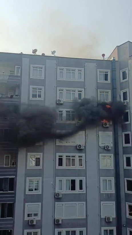 Apartmanda Yangın Paniği: 5 Kişi Dumandan Etkilendi