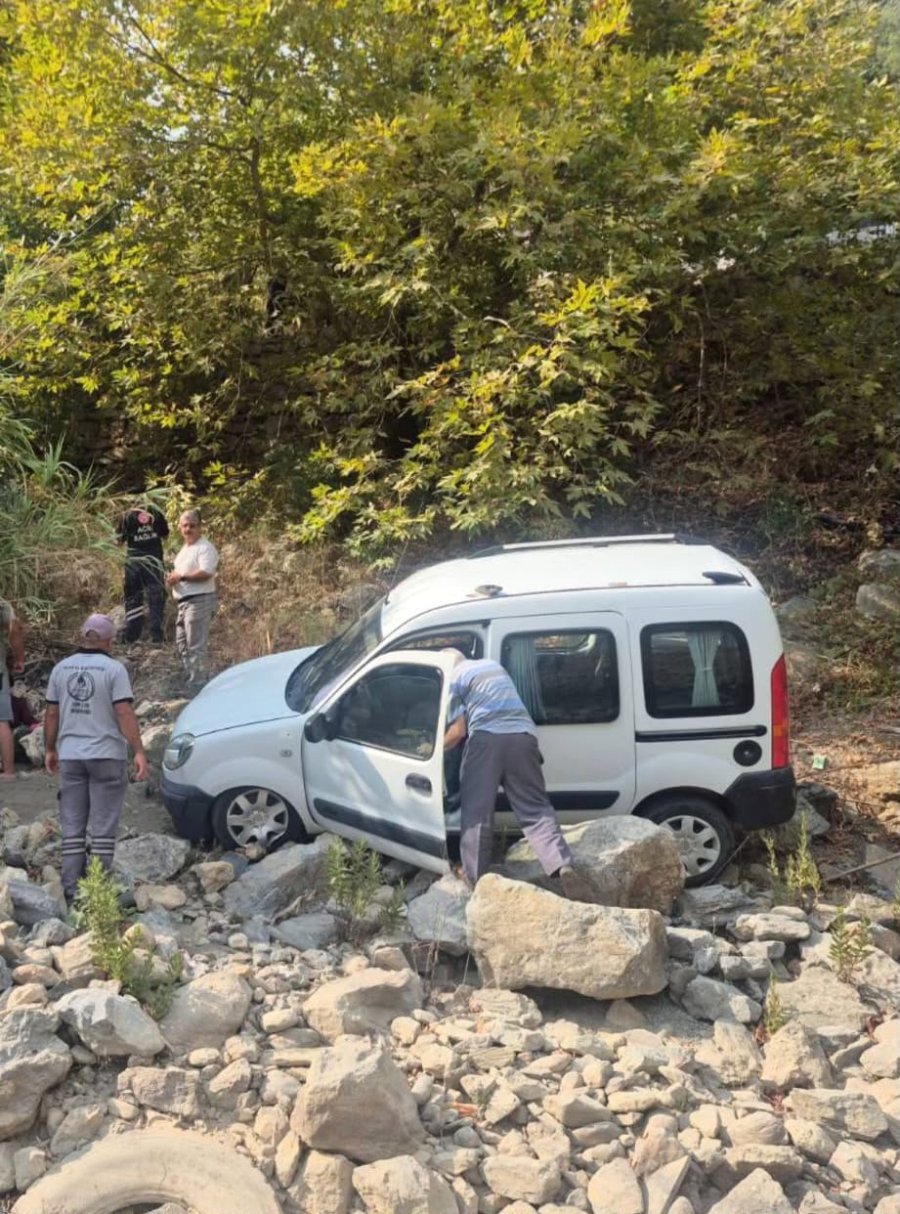 Alanya’da Araç Şarampole Yuvarlandı: 3 Yaralı