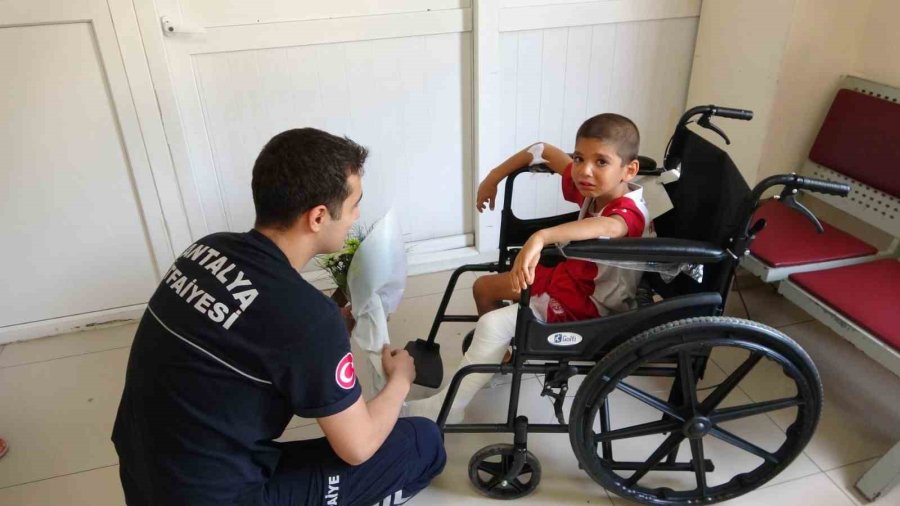 6 Metrelik Kuyuya Düşen Çocuk Kendisini Kurtaran Kahramanıyla Buluştu