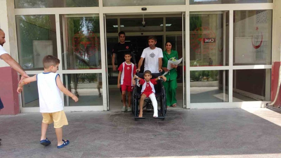 6 Metrelik Kuyuya Düşen Çocuk Kendisini Kurtaran Kahramanıyla Buluştu