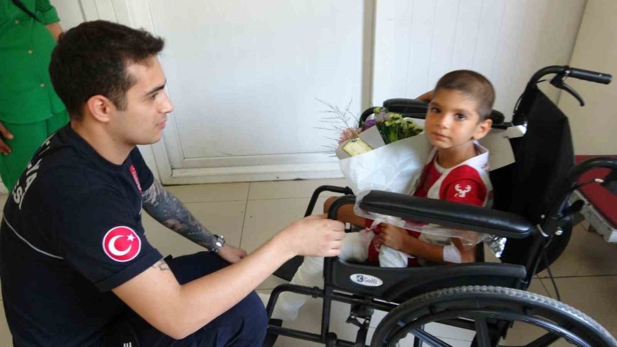 6 Metrelik Kuyuya Düşen Çocuk Kendisini Kurtaran Kahramanıyla Buluştu