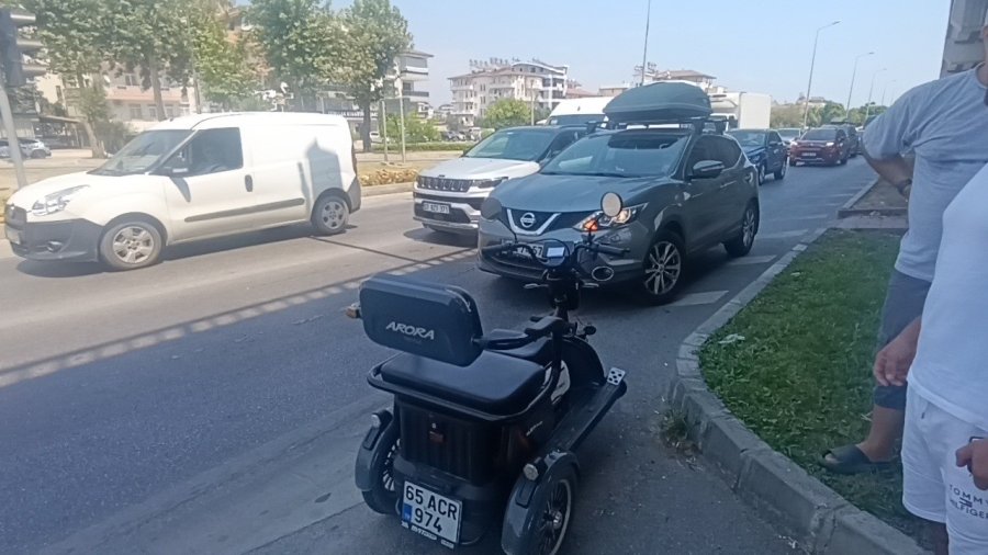 Otomobile Çarpmamak İçin Frene Bassa Da Kaza Yapmaktan Kaçamadı
