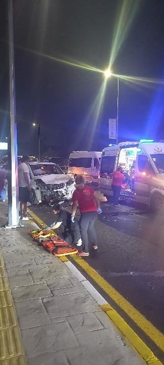 Serik’te Otomobil İle Vıp Araç Çarpıştı: 10 Kişi Yaralandı