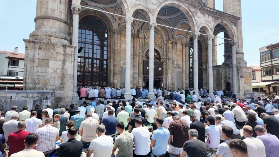Konya’da Hayır Şartı Gereğince Vatandaşlara Karpuz İkramı Yapıldı