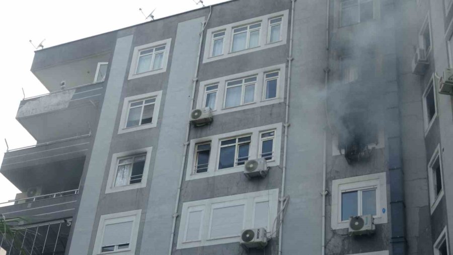 Apartmanda Yangın Paniği: 5 Kişi Dumandan Etkilendi