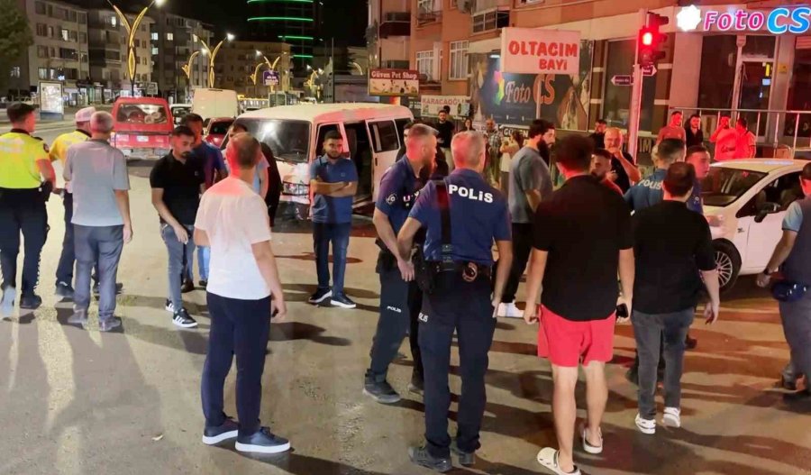 "kelepçe Vuramazlar, İmkansız" Dedi, Kelepçelenip Gözaltına Alındı