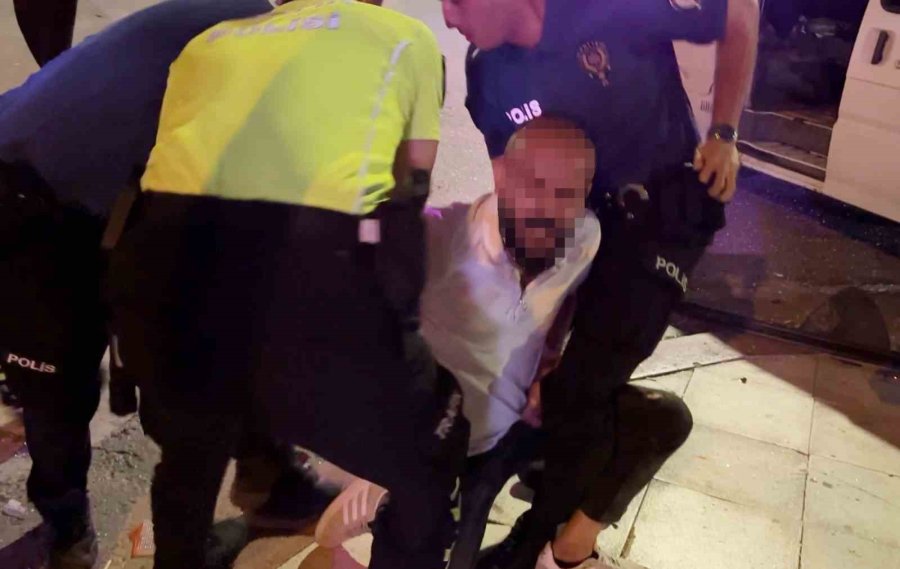 "kelepçe Vuramazlar, İmkansız" Dedi, Kelepçelenip Gözaltına Alındı