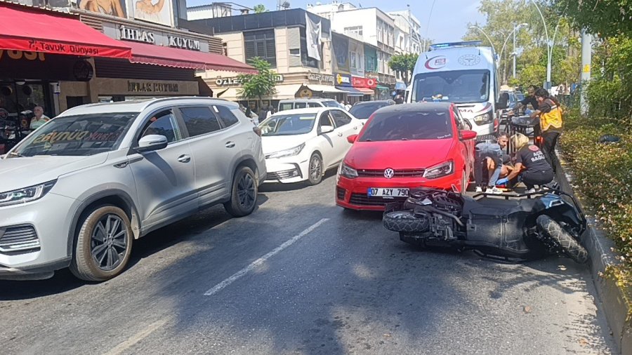 Şerit Değiştiren Otomobil, Motosiklete Arkadan Çarptı