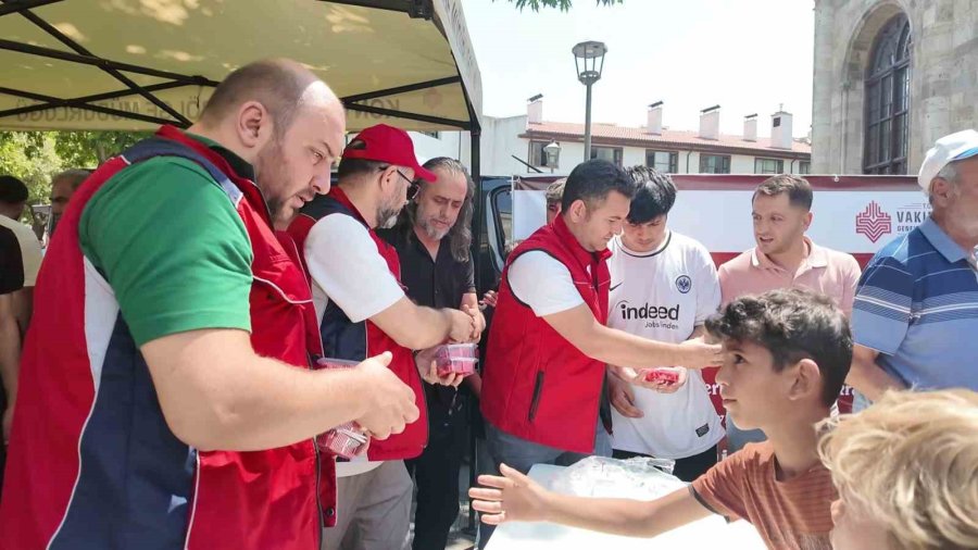 Konya’da Hayır Şartı Gereğince Vatandaşlara Karpuz İkramı Yapıldı