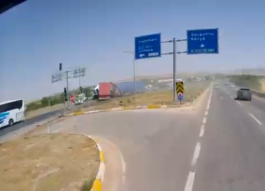 Konya’da 1 Kişinin Öldüğü, 10 Kişinin Yaralandığı Kaza Kamerada